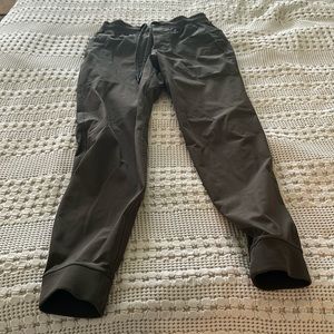 Lululemon ABC Jogger Shorter 28” - Size Small